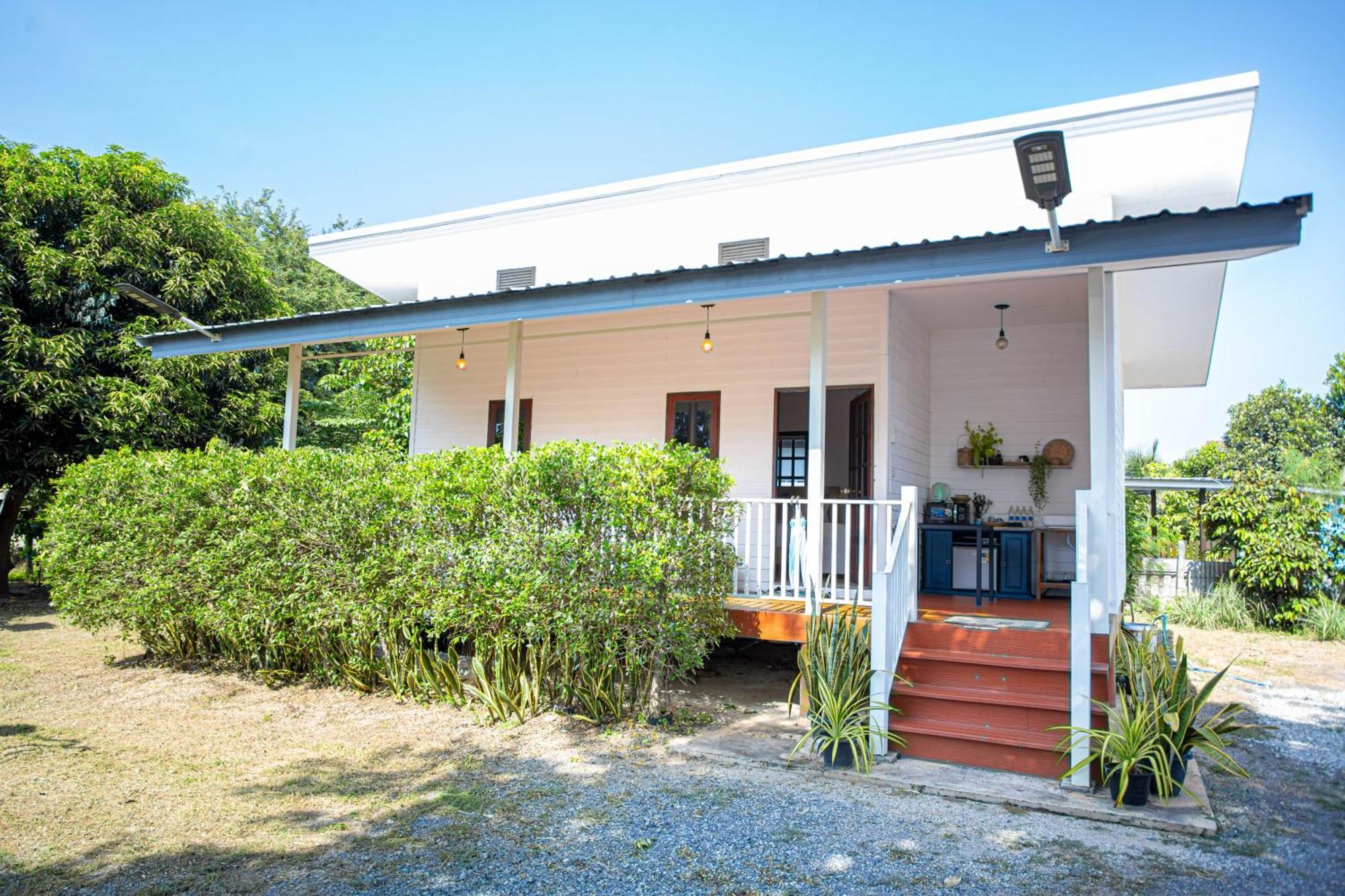 Vawa Guesthouse Kanchanaburi Esterno foto